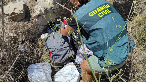 Imagen de los objetos encontrados en un descampado por la Guardia Civil