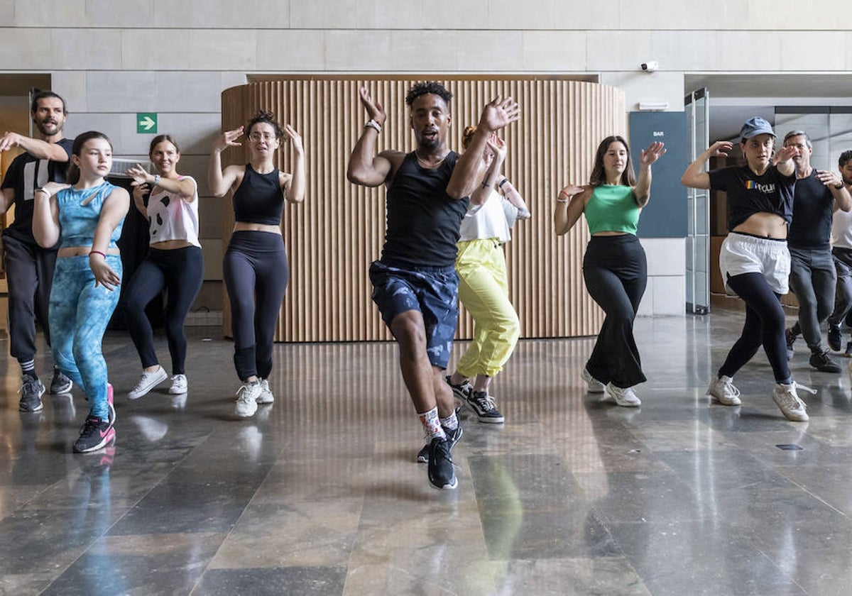 Imagen de un taller de danza urbana en el IVAM