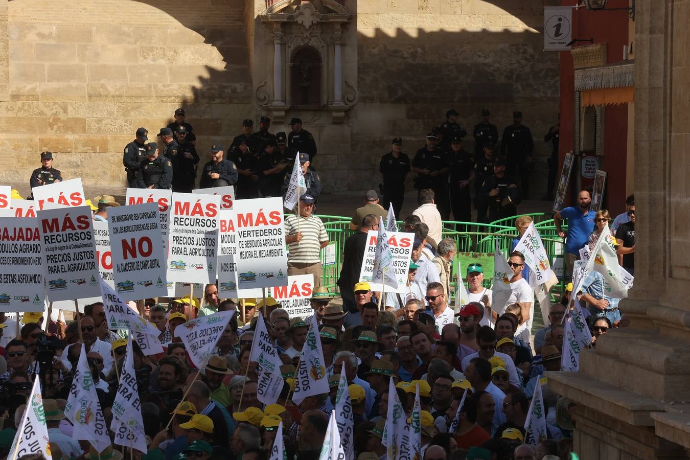 Fotos: El campo estalla en Córdoba frente a los ministros de la UE