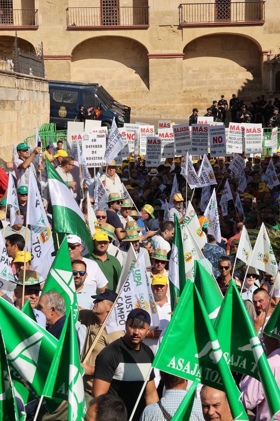 Fotos: El campo estalla en Córdoba frente a los ministros de la UE
