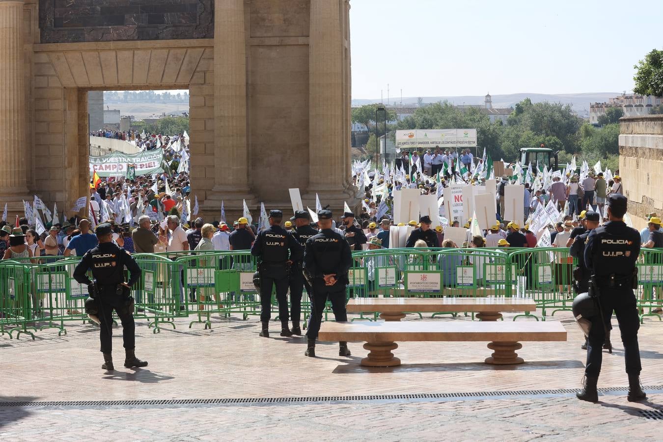 Fotos: El campo estalla en Córdoba frente a los ministros de la UE