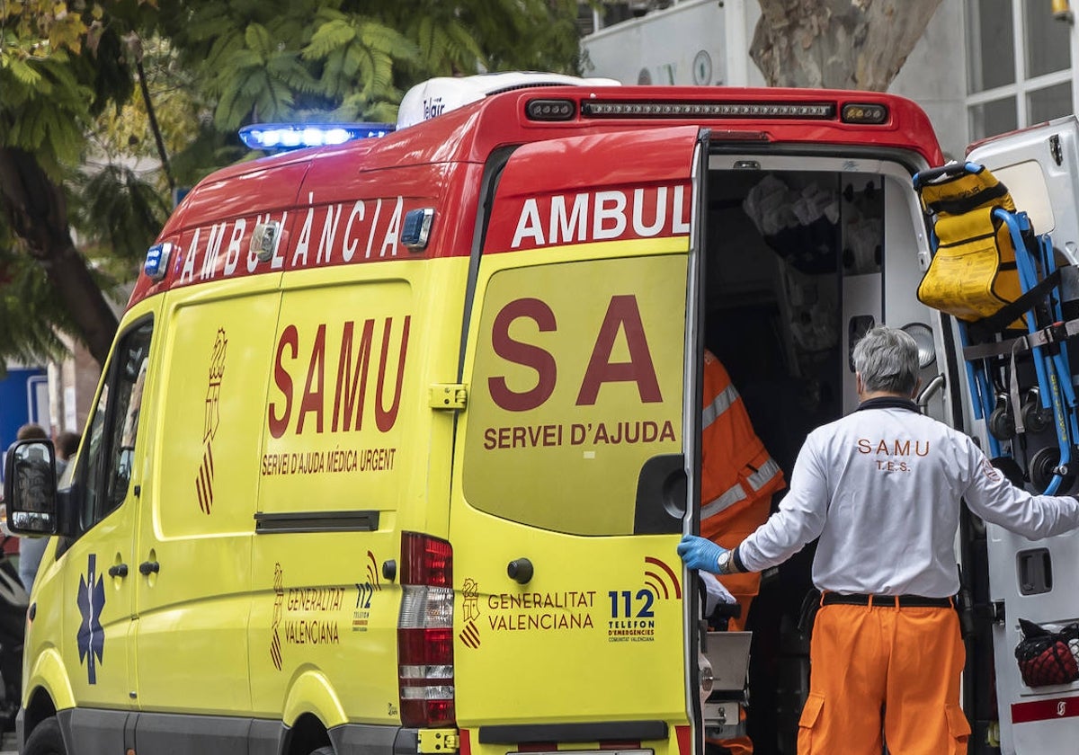 Imagen de archivo de una ambulancia del SAMU en Alicante