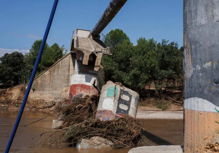 El tubo Picadas, colgado tras el desplome de la estructura que lo sostenía