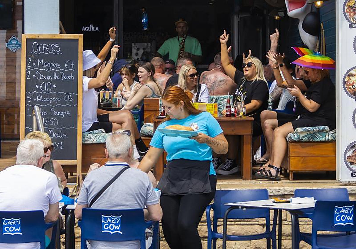 Turistas británicos en un bar de Benidorm con los carteles en inglés.
