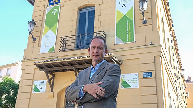 El rector, a las puertas de la sede tecnológica de Málaga
