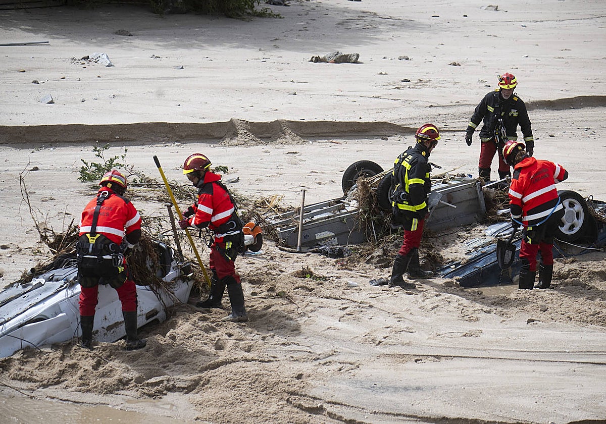 Equipos de rescate trabajan en una zona arrasada por la DANA