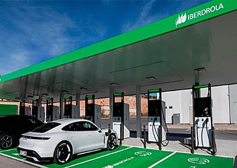 Imagen secundaria 1 - El catálogo de proyectos que suman Ecointegral e IDP da cuenta de la experiencia y solvencia técnica de ambas empresas que han resultado elegidas para diseñar la Base Logística del Ejército de Tierra en Córdoba, que ya cuenta con un anteproyecto que se despliega sobre 85 hectáreas con más de 30 edificios y cinco áreas de trabajo que pivotan sobre un gran taller y bajo las premisas de industria 4.0 predictiva, IA, y eficiencia energética. IDP ha desarrollado más de mil proyectos, entre ellos grandes centros logísticos (arriba, Vila-Rodona Tarragona) y la cordobesa Ecointegral, mucho trabajo energético de redes y ahora puntos de carga eléctrica con Iberdrola, por ejemplo. 