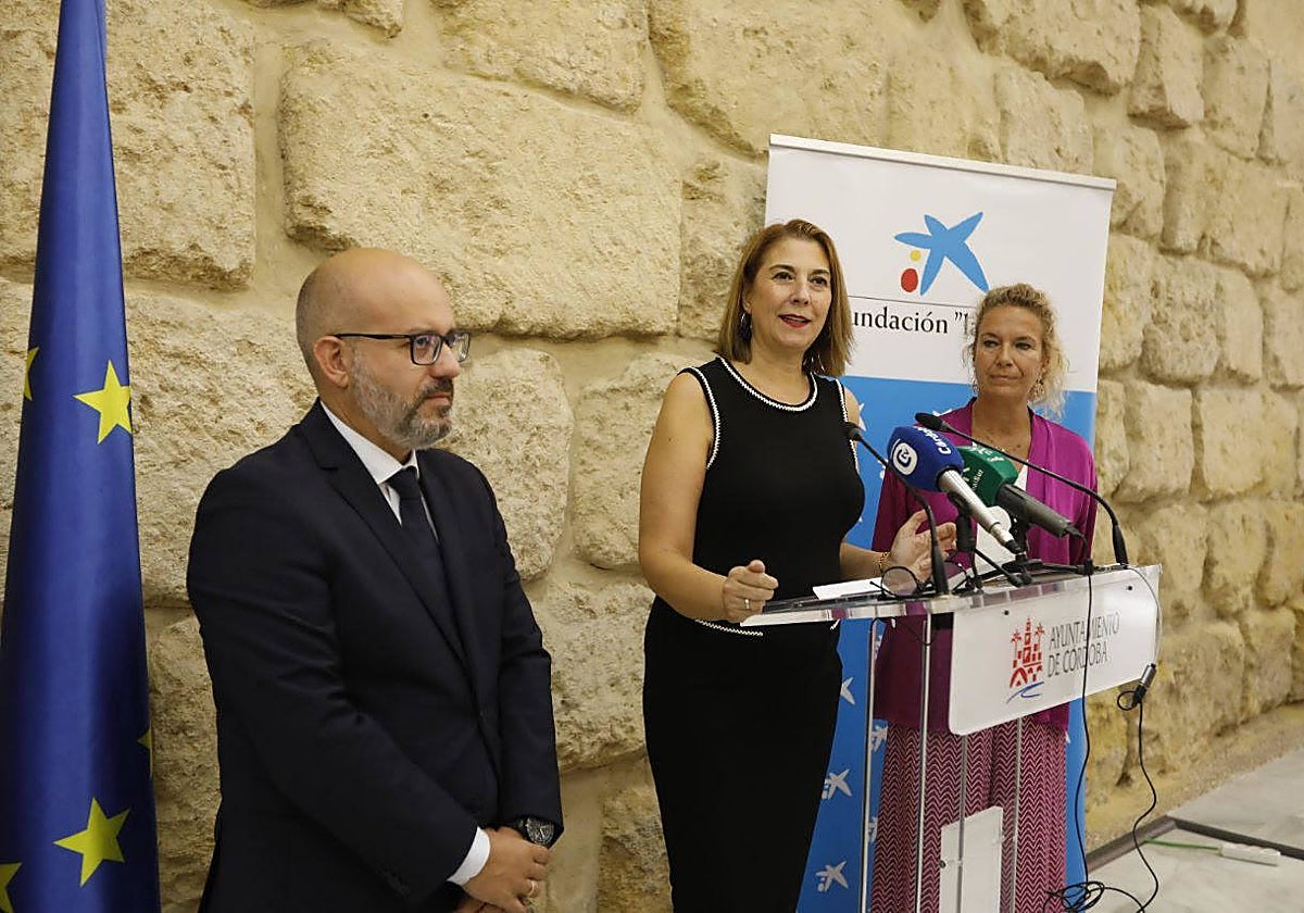 En el centro la concejala Eva Contador junto a los responsables de la Fundación La Caixa