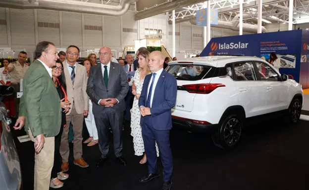 El alcalde de Valladolid y presidente del pleno del Consorcio Ferial de Valladolid, Jesús Julio Carnero, visita 'Feria' junto a otras autoridades