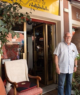 Imagen secundaria 2 - Detalles y escenas de un día cualquiera en el epicentro del negocio de las almonedas y las antigüedades.