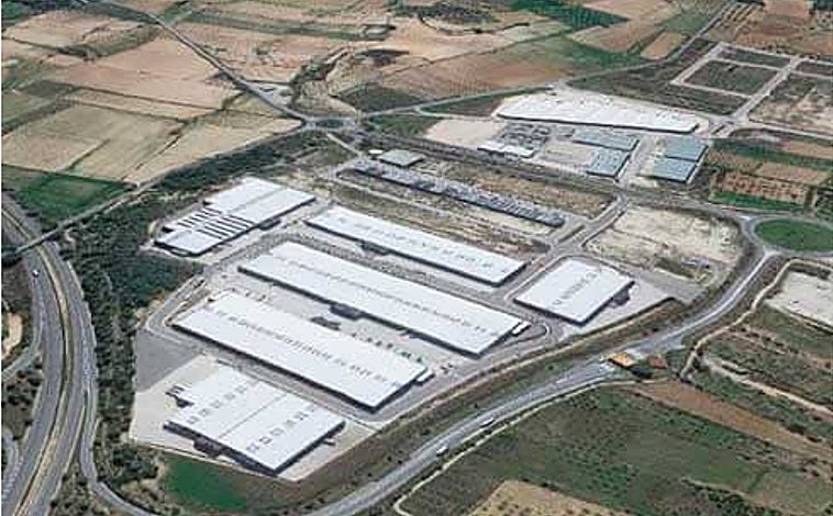 Imagen principal - El catálogo de proyectos que suman Ecointegral e IDP da cuenta de la experiencia y solvencia técnica de ambas empresas que han resultado elegidas para diseñar la Base Logística del Ejército de Tierra en Córdoba, que ya cuenta con un anteproyecto que se despliega sobre 85 hectáreas con más de 30 edificios y cinco áreas de trabajo que pivotan sobre un gran taller y bajo las premisas de industria 4.0 predictiva, IA, y eficiencia energética. IDP ha desarrollado más de mil proyectos, entre ellos grandes centros logísticos (arriba, Vila-Rodona Tarragona) y la cordobesa Ecointegral, mucho trabajo energético de redes y ahora puntos de carga eléctrica con Iberdrola, por ejemplo. 