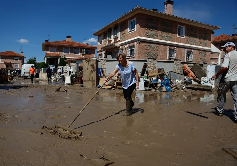 Vecinos del río Alberche, en Villamanta, limpian el barro dejado por la DANA