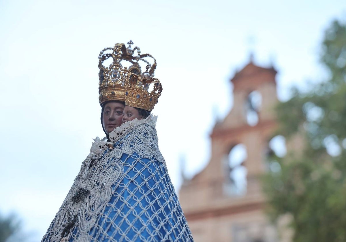 La Virgen de la Fuensanta, durante el traslado a la Catedral, con la fachada del santuario al fondo