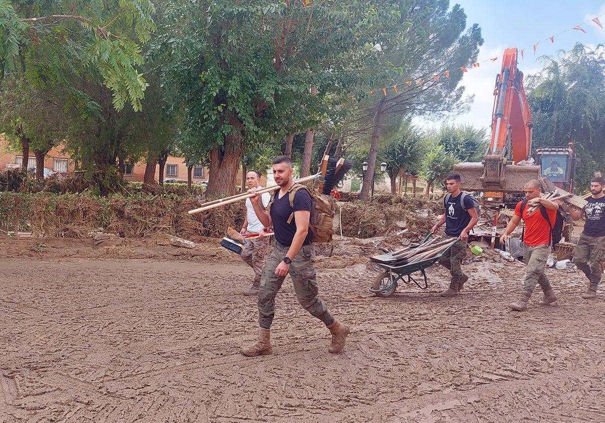 Militares voluntarios en Yunclillos para colaborar en las tareas de limpieza