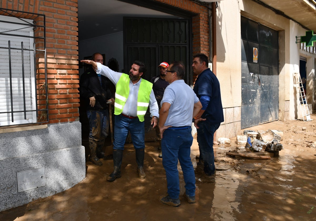 Romera señala al altura del agua en Yunclillos junto al alcalde