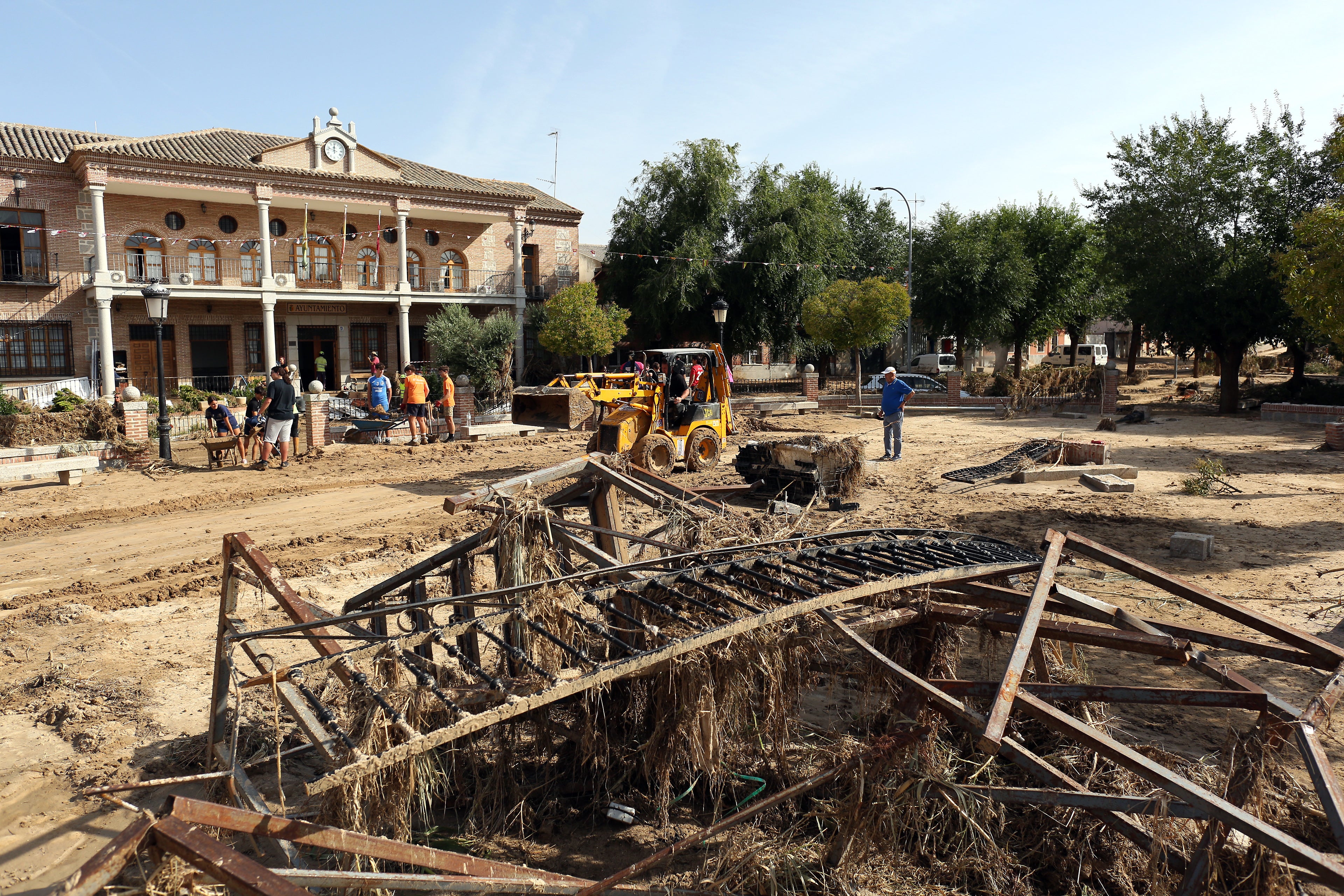 Las imágenes de un pueblo que se ha quedado hasta sin plaza por la DANA