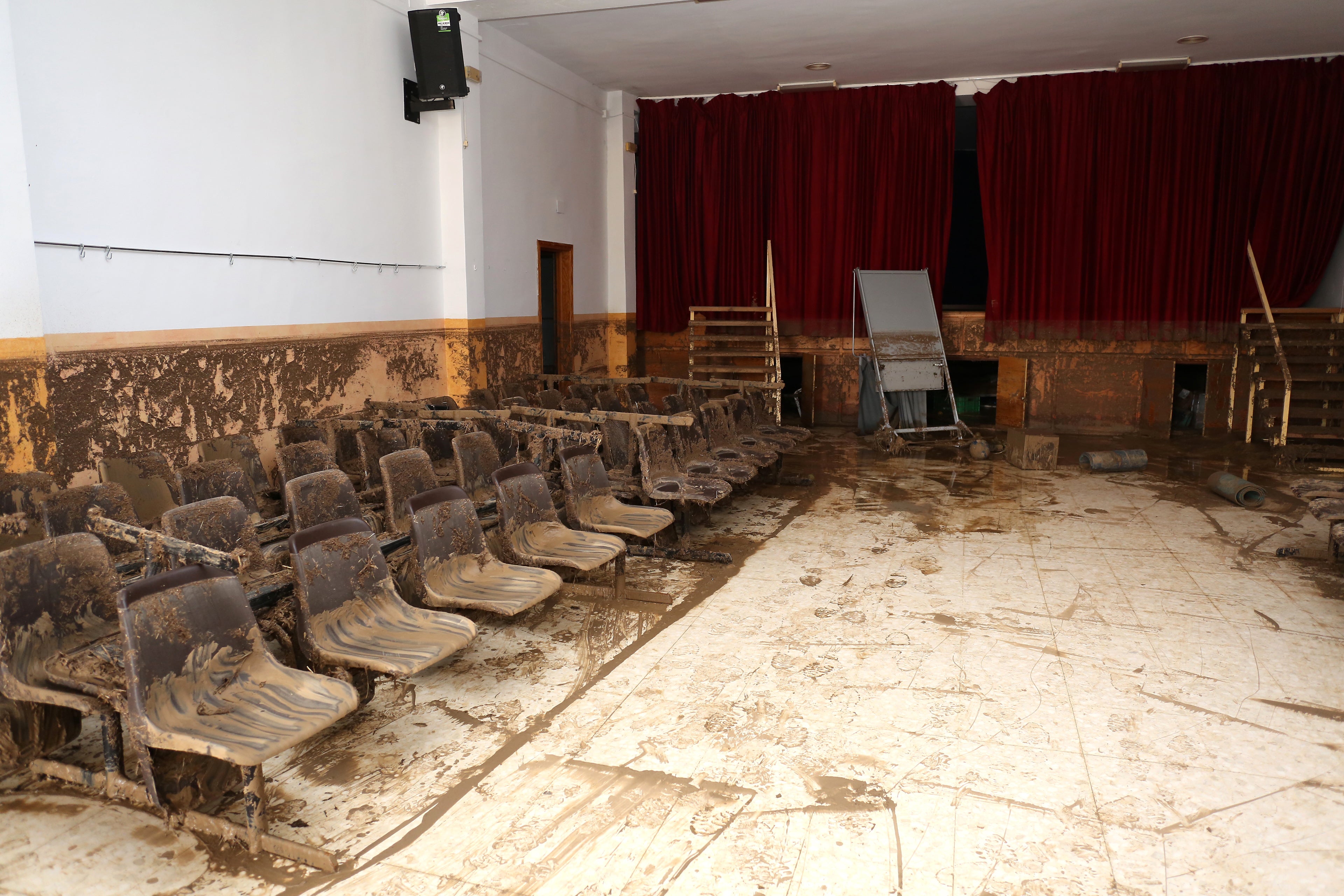 Las imágenes de un pueblo que se ha quedado hasta sin plaza por la DANA