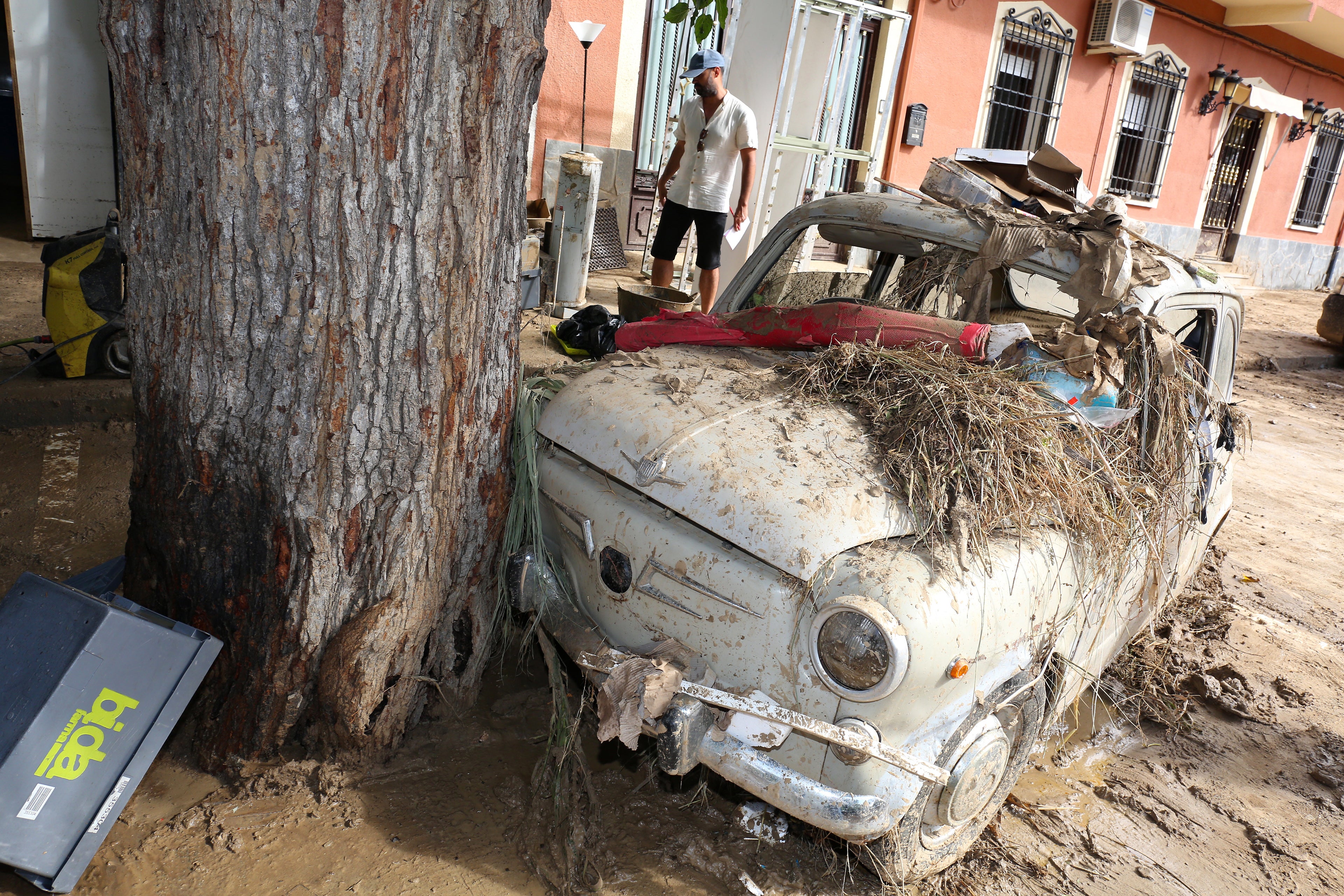 Las imágenes de un pueblo que se ha quedado hasta sin plaza por la DANA