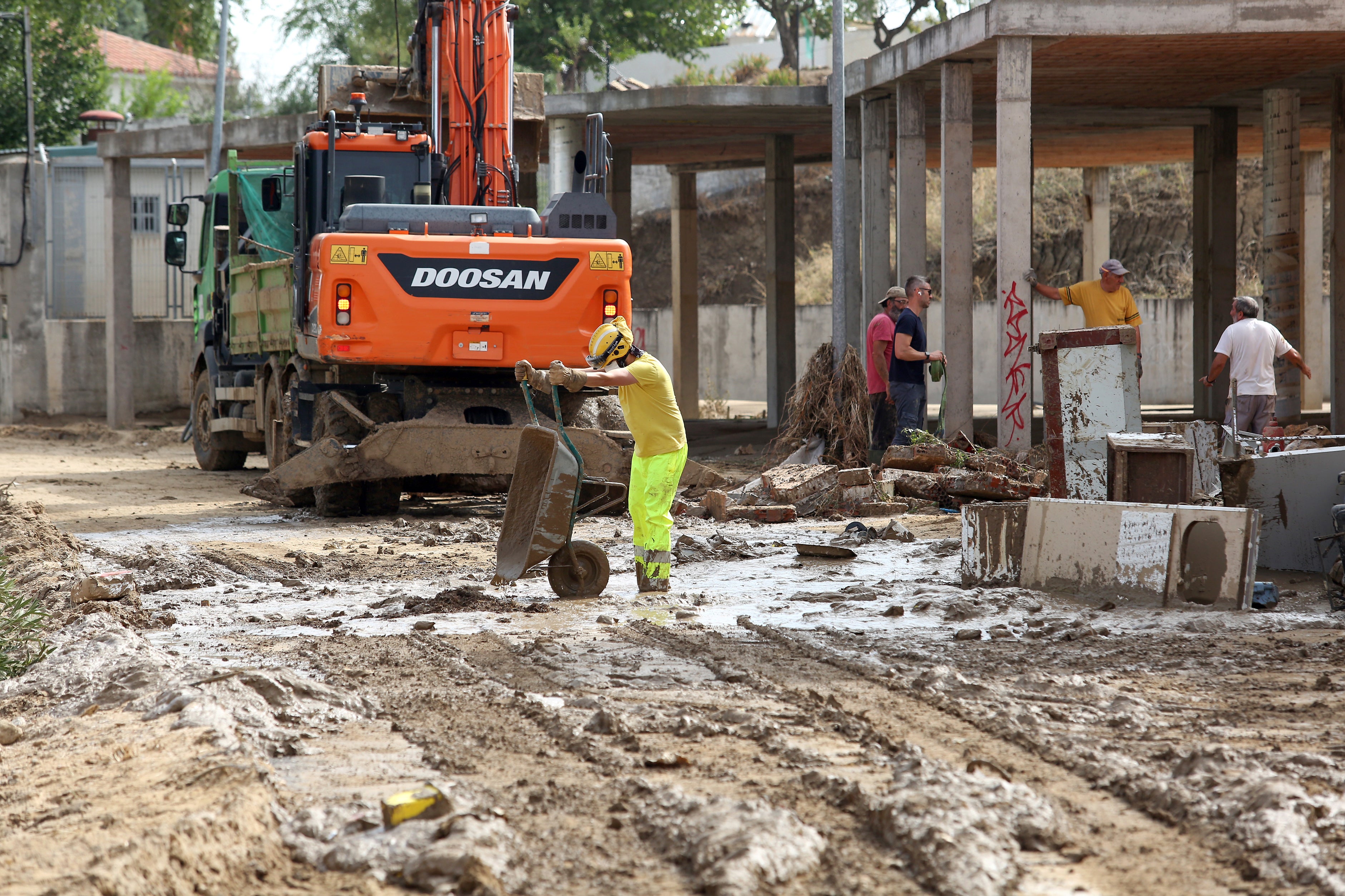 Las imágenes de un pueblo que se ha quedado hasta sin plaza por la DANA