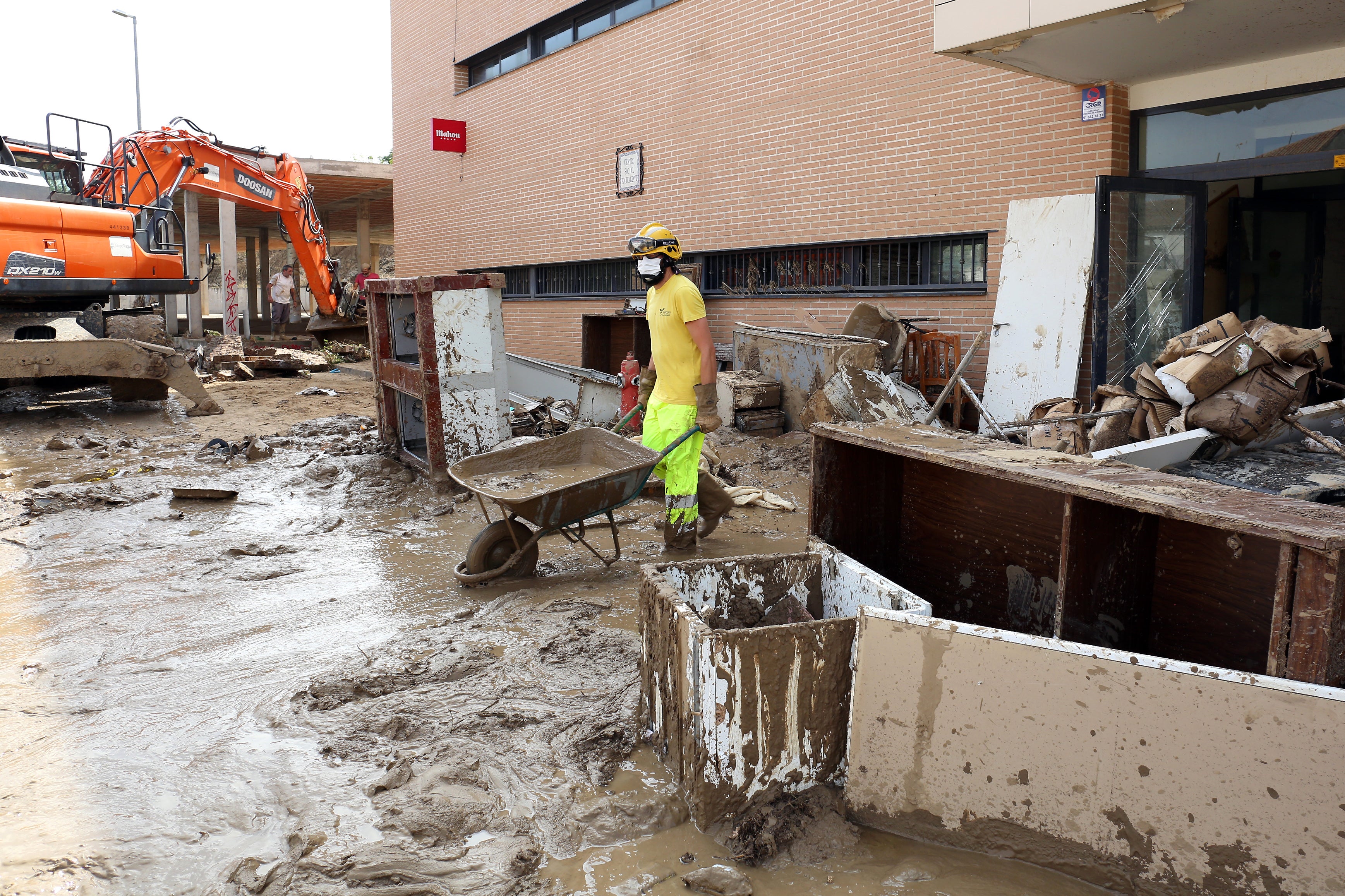 Las imágenes de un pueblo que se ha quedado hasta sin plaza por la DANA