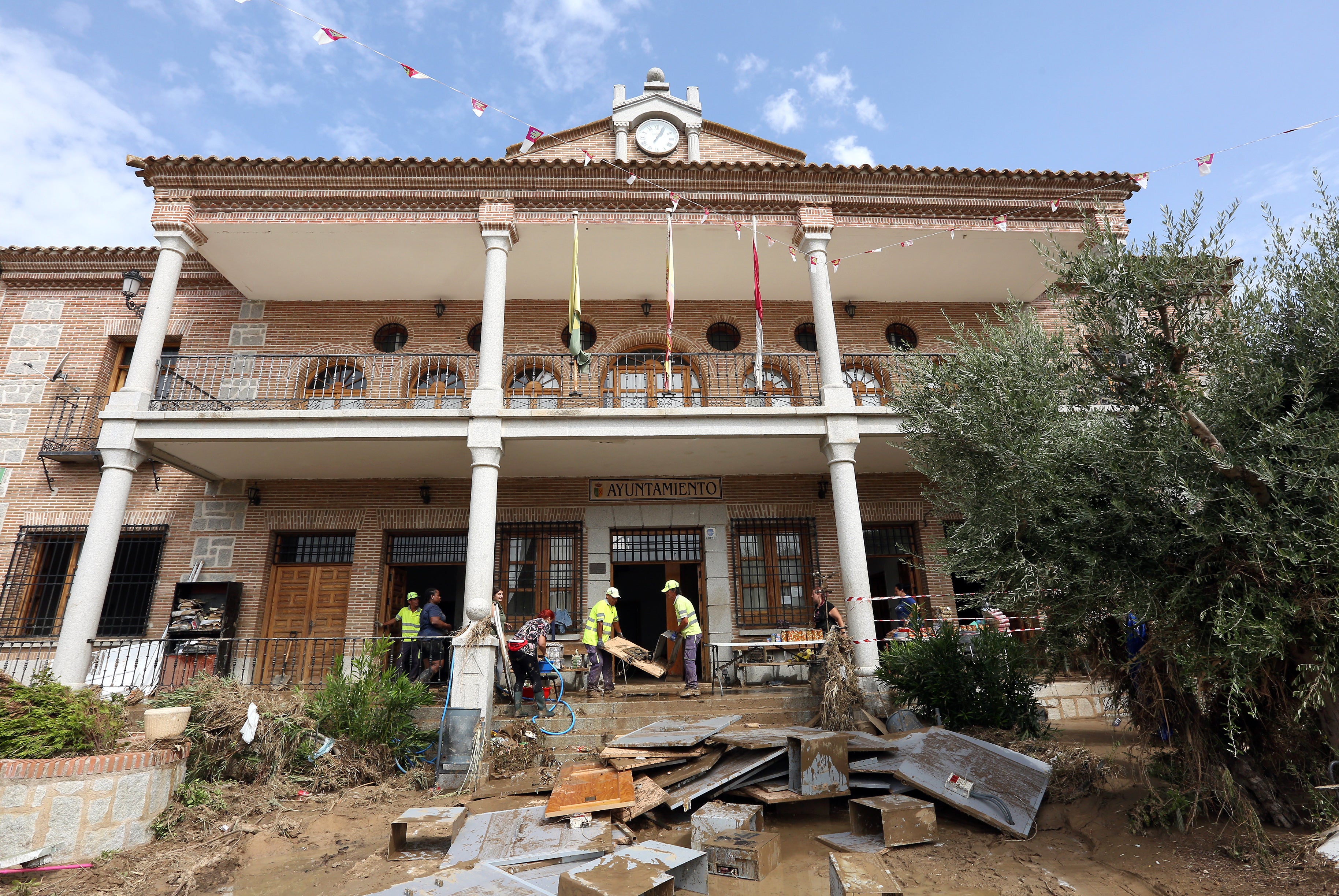 Las imágenes de un pueblo que se ha quedado hasta sin plaza por la DANA