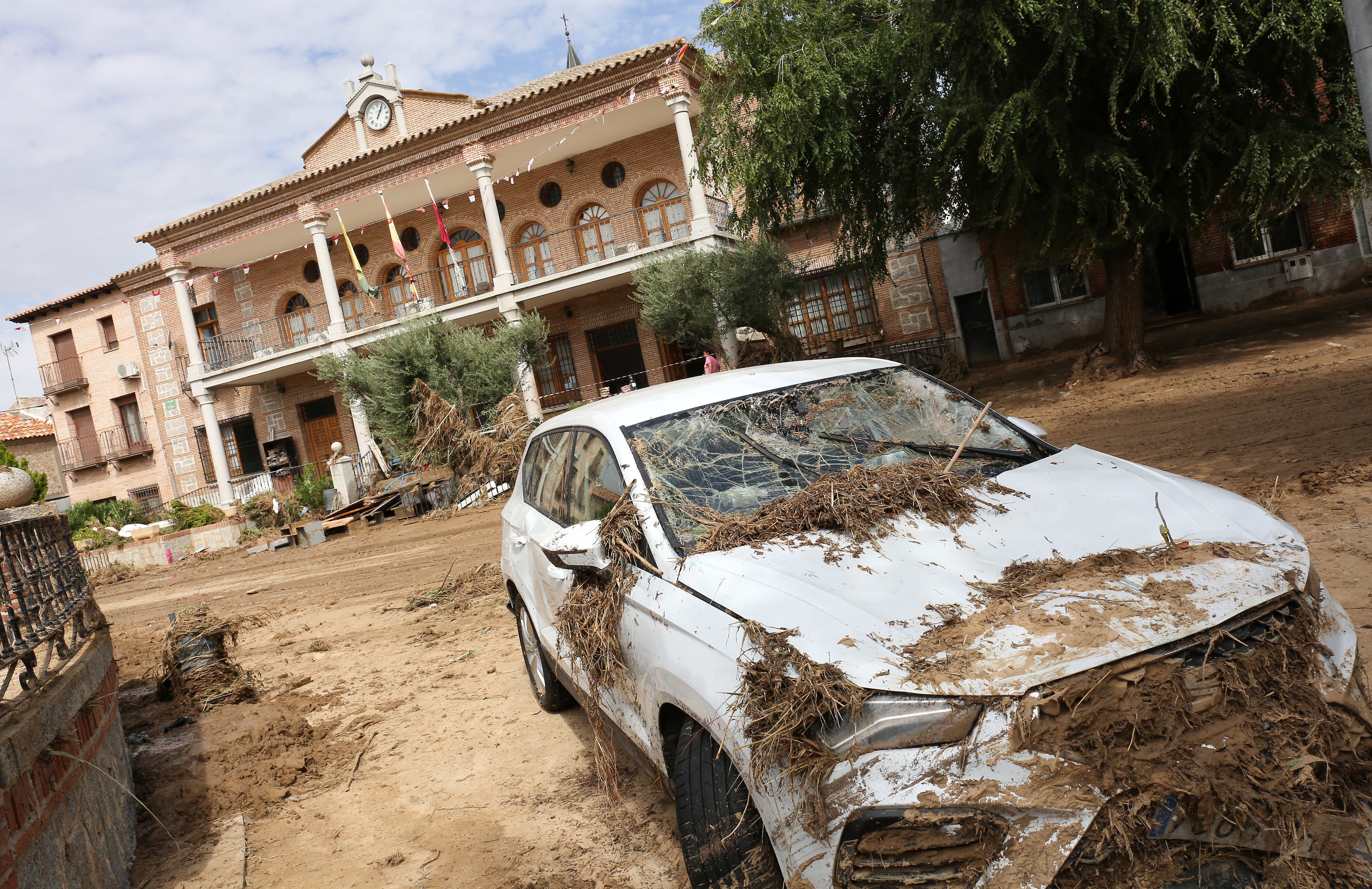 Las imágenes de un pueblo que se ha quedado hasta sin plaza por la DANA