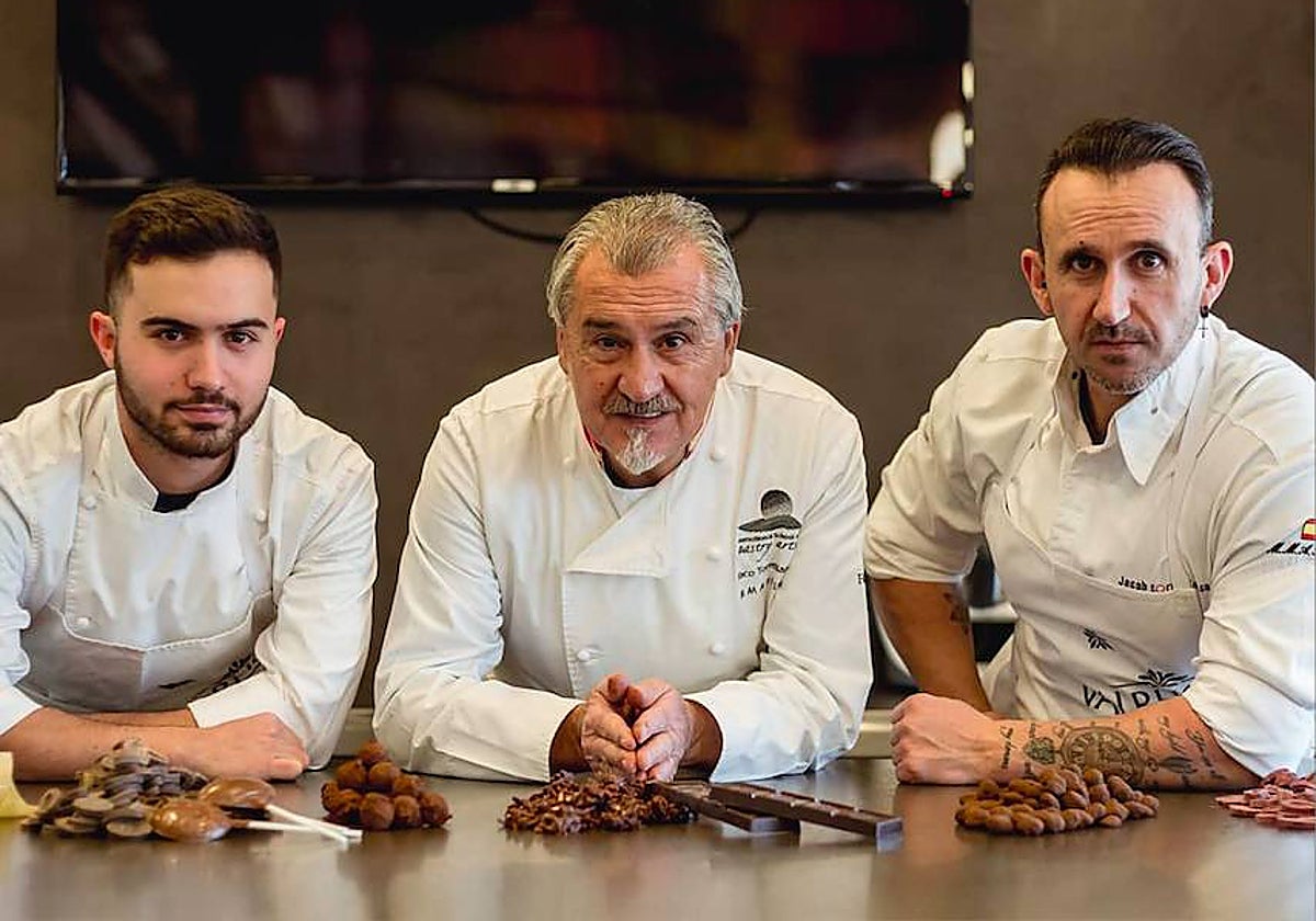 Imagen de Sergio y Jacob junto a Paco Torreblanca (centro), mejor pastelero del mundo 2022