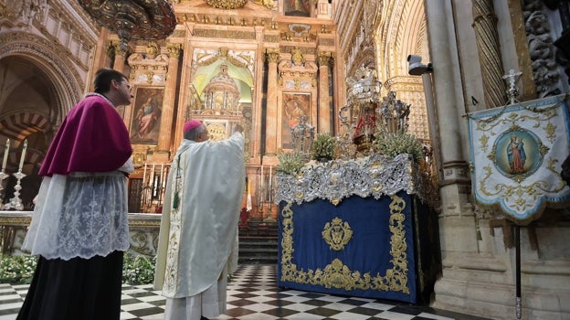El obispo, ante la Virgen, al inicio de la eucaristía en la Catedral