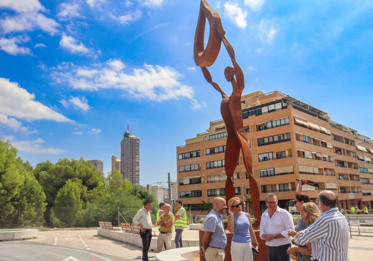 Benidorm saluda y despide a sus turistas con uno de sus mayores tesoros en unas esculturas monumentales