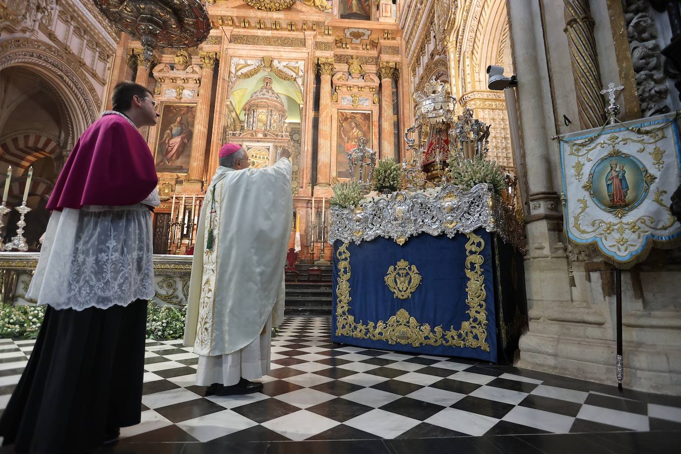 Fotos: La solemne misa y la procesión de la Fuensanta en Córdoba