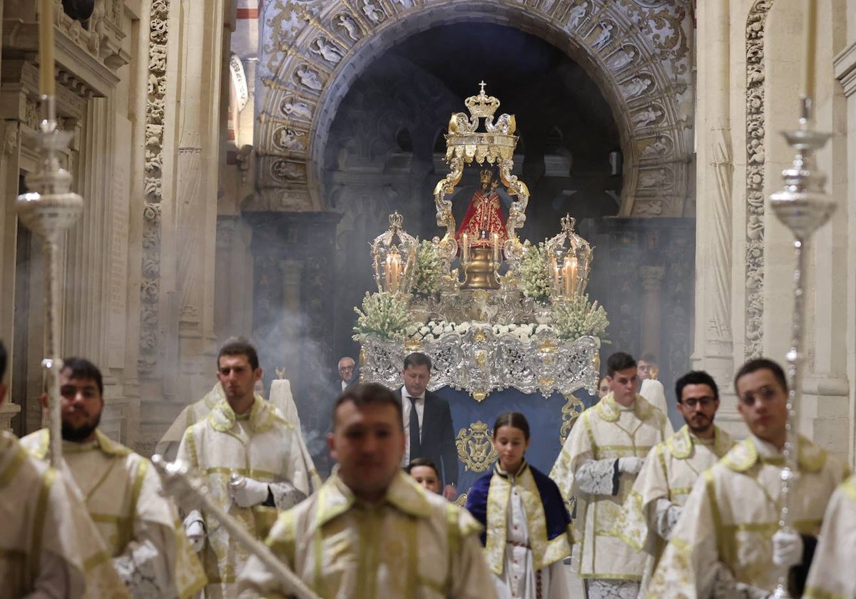 La Virgen de la Fuensanta, en el interior de la Catedral, al comienzo de la procesión este jueves