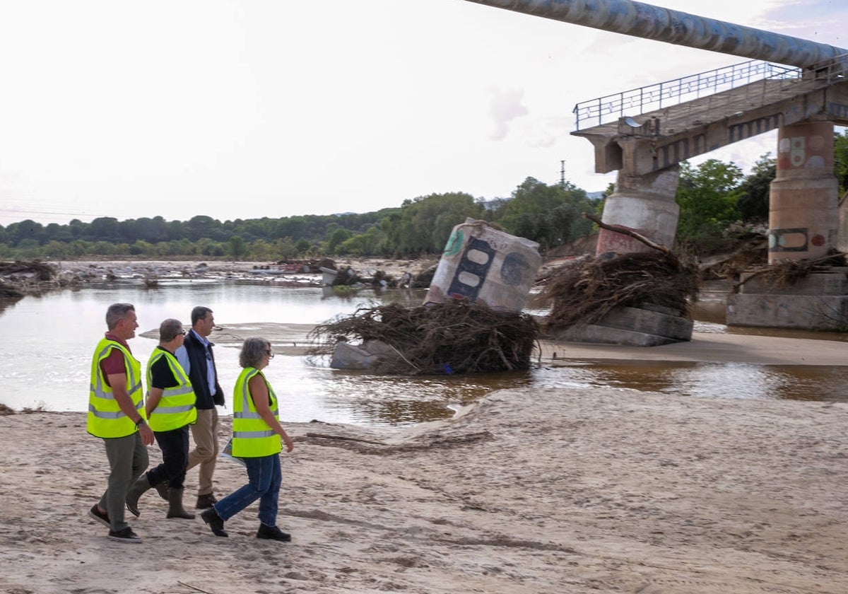 Page ha visitado este jueves la tubería de Picadas, donde un puente quedó destruido por la DANA