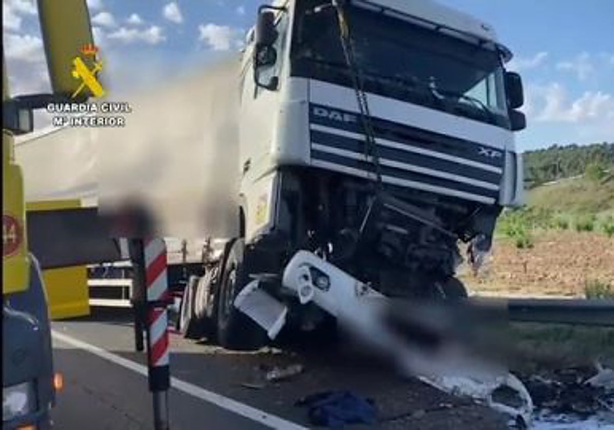 Un camión incendiado al chocar con un autobús de 50 de ocupantes en la A-5 en Pepino, con cinco heridos