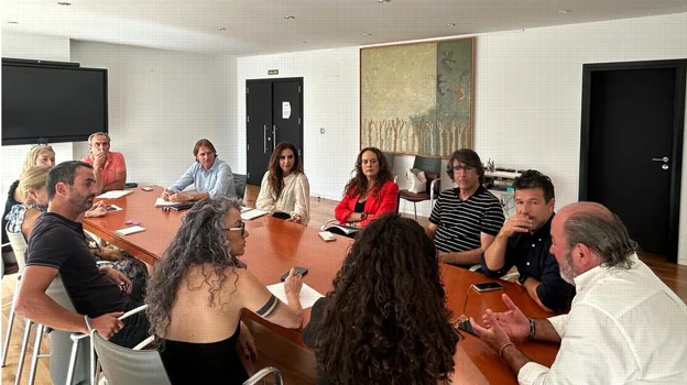 Reunión entre representantes del sector turístico y varios concejales del Ayuntamiento de Alicante.