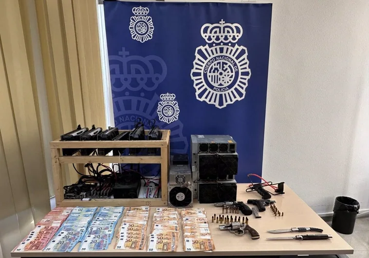 Armas, dinero y maquinaria incautadas en allanamiento de viviendas