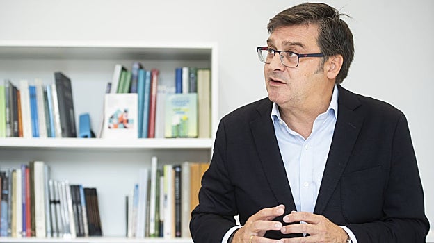 El concejal de Vivienda, Álvaro González, durante la entrevista con ABC