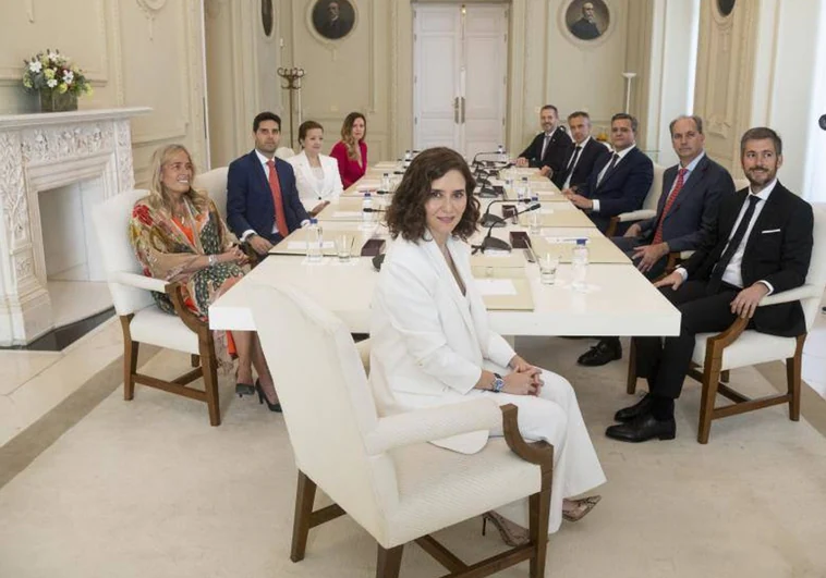 Isabel Díaz Ayuso, con los asesores de su equipo de gobierno