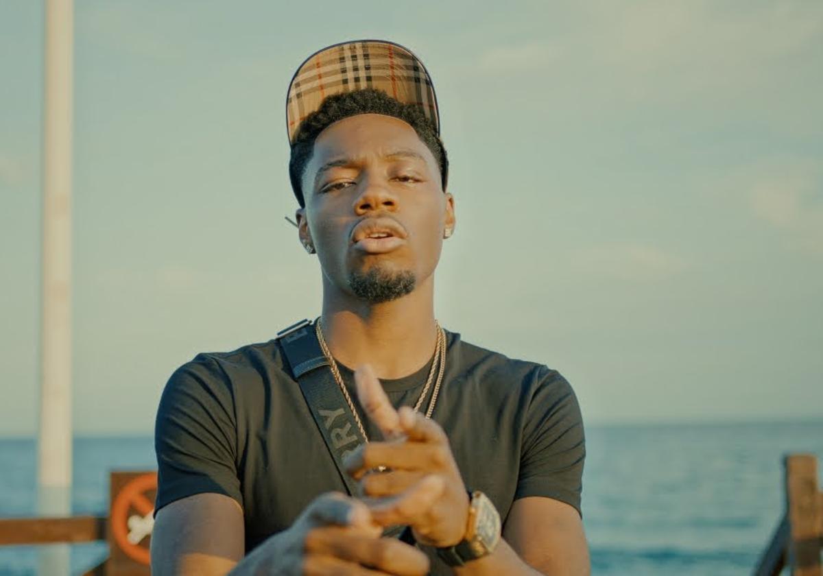 Cyril Kamer, durante un videoclip de una canción suya