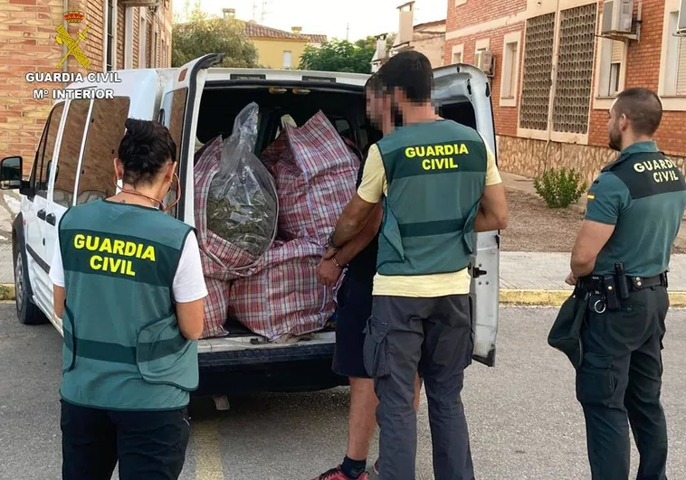 Imagen del detenido junto a la mercancía de marihuana que llenaba el maletero de su furgoneta en Castellón