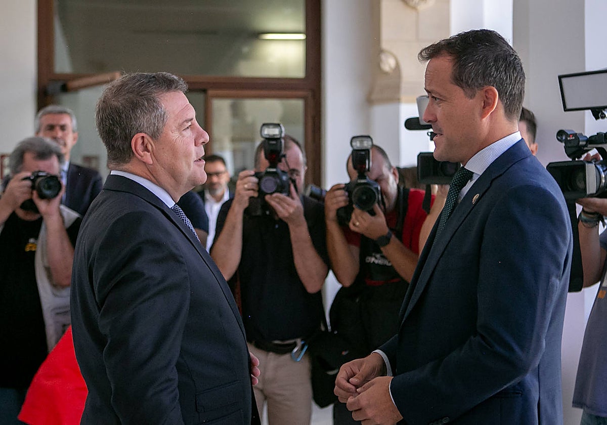 Emiliano García-Page y Carlos Velázquez, este viernes por la mañana en el Palacio de Fuensalida