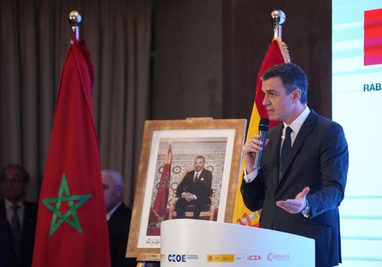 Pedro Sánchez, en la cumbre bilateral con Marruecos ante un retrato de Mohamed VI