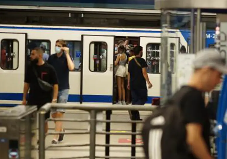 Varios usuarios, en el Metro de Madrid