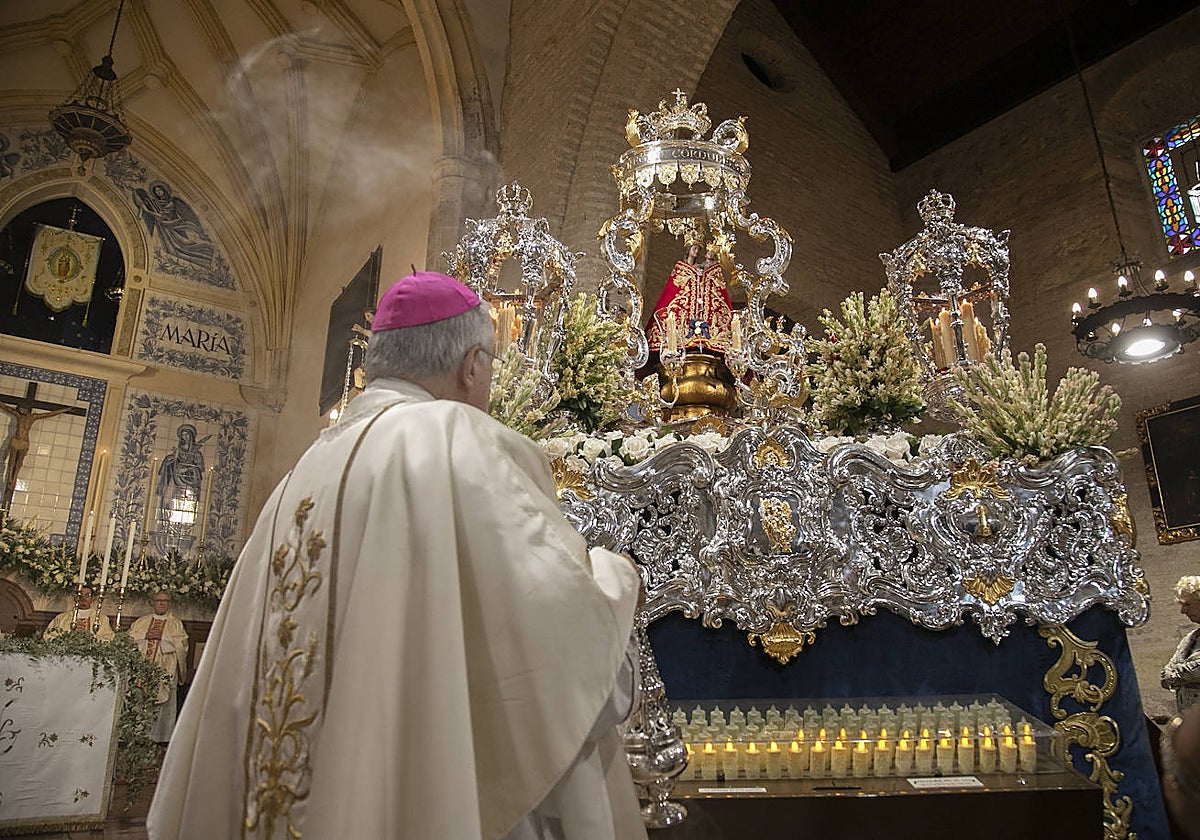 El obispo, ante el paso procesional de Nuestra Señora del Fuensanta, antes de comenzar la misa