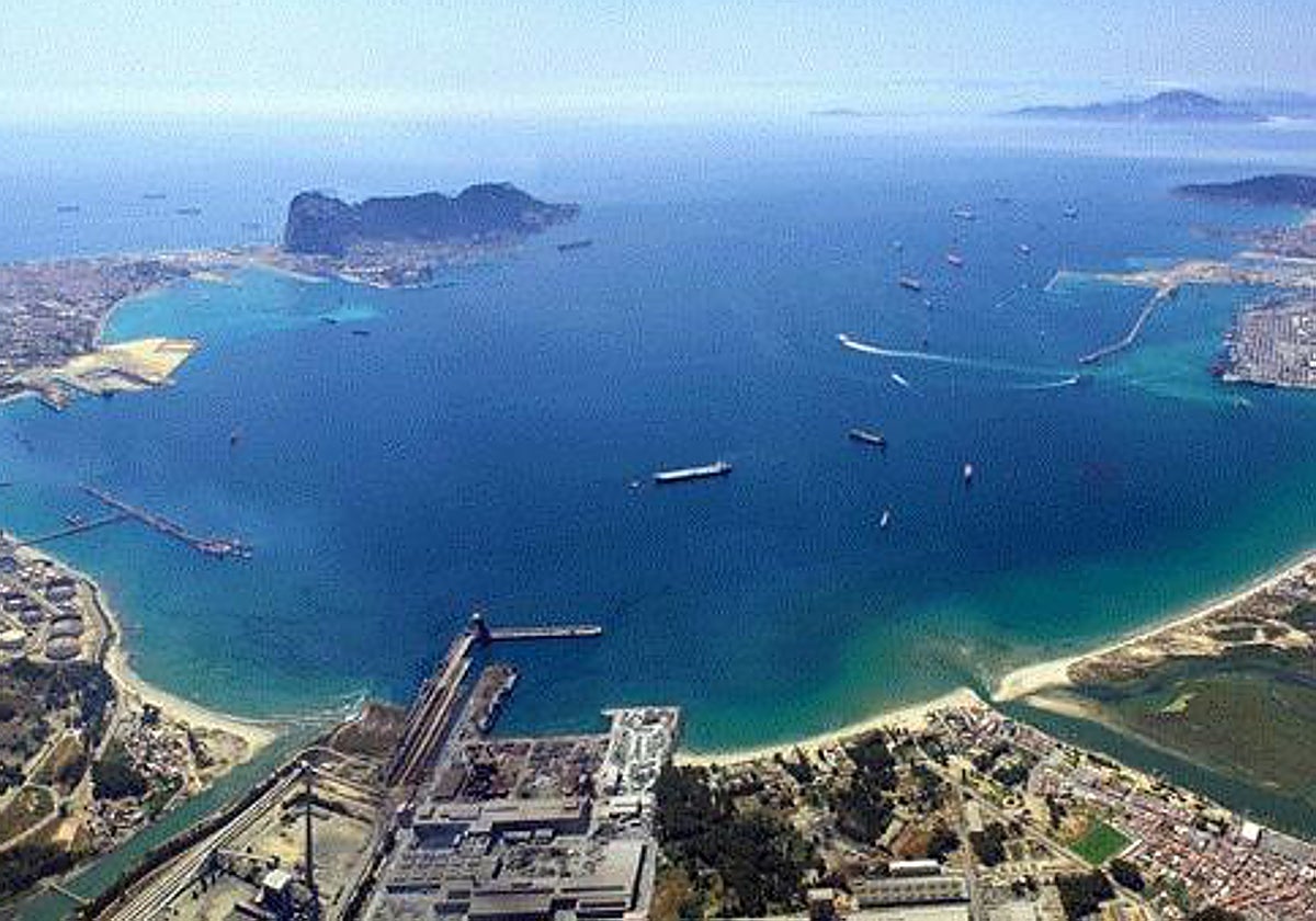 Imagen de la Bahía de Algeciras con Gibraltar a la izquierda