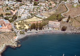 La Junta de Andalucía decreta el cierre de tres playas de la costa granadina