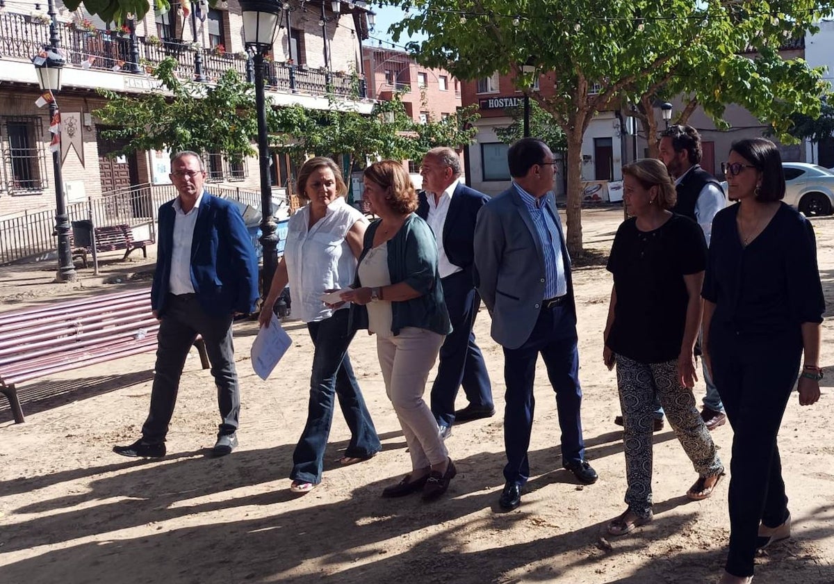 Cedillo recorre las calles de Mocejón afectadas por la DANA