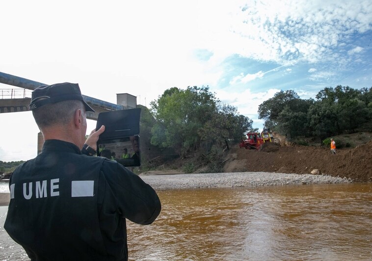 Un miembro de la UME en las obras del oleoducto Picadas, donde se desplomó el puente