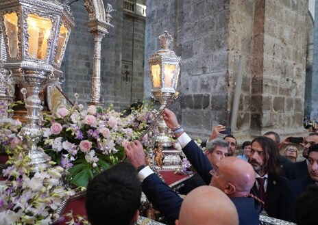 Imagen secundaria 1 - Autoridades durante la misa solemne;  el alcalde de Valladolid, Jesús Julio Carnero;  y el arzobispo de la diócesis, Luis Argüello