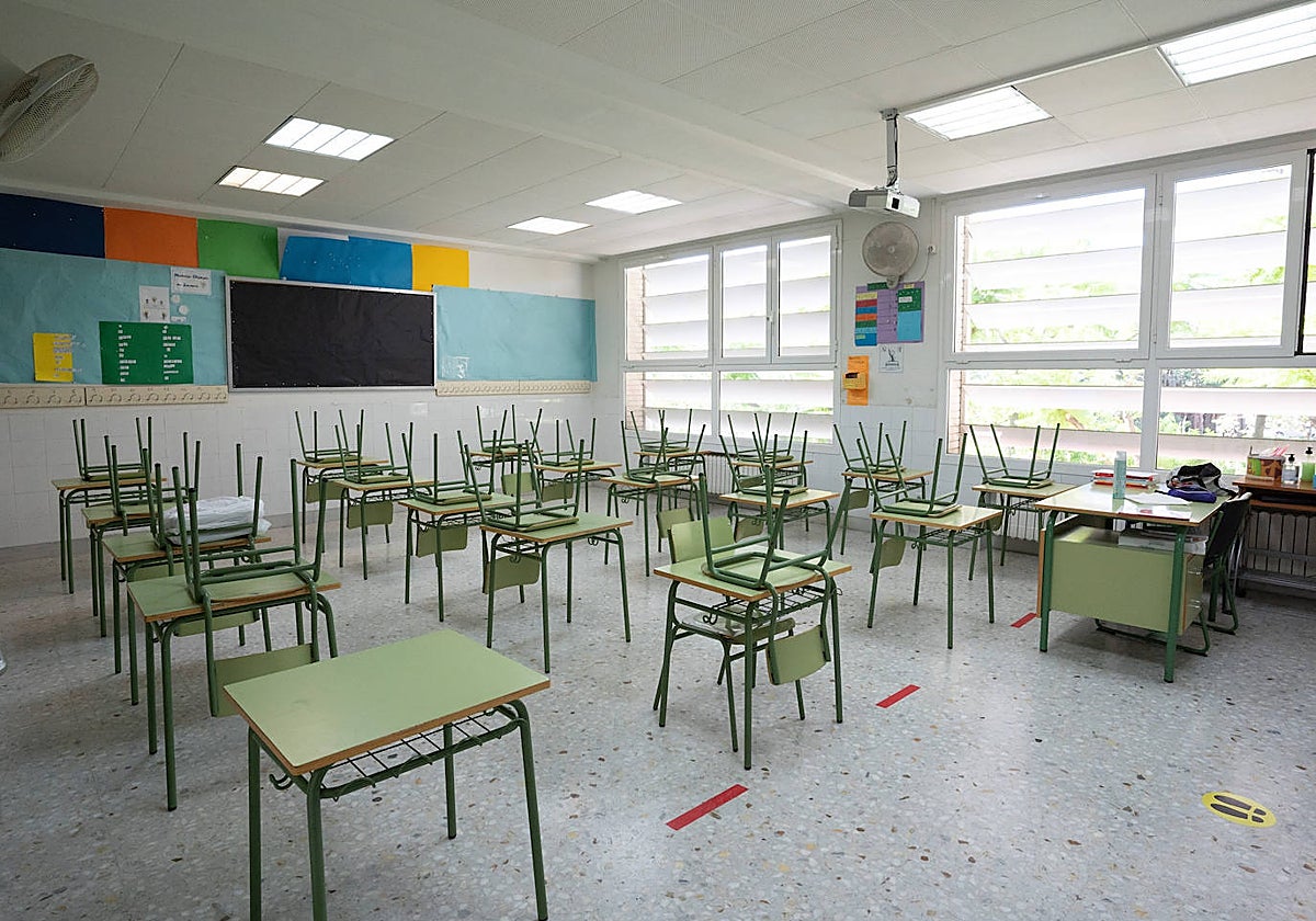 Un aula vacía en un centro educativo de Valencia, en imagen de archivo.