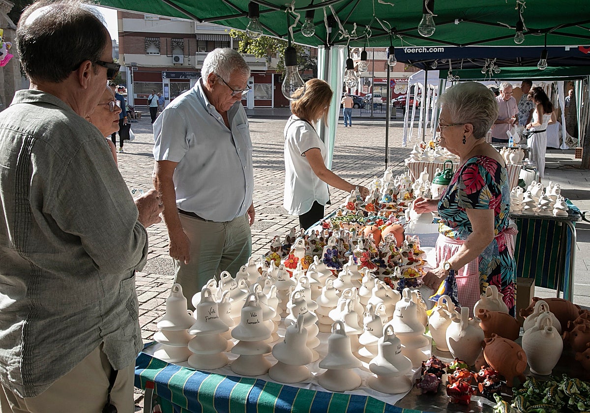Un puesto de campanitas en la Velá